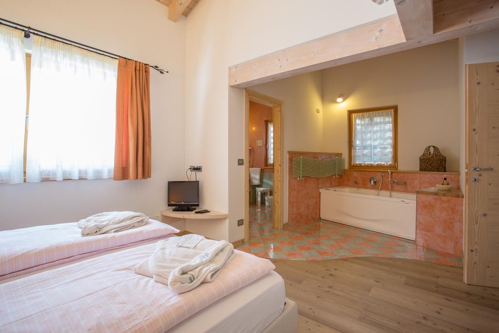 Castelir Suite Hotel Panchià Chambre photo